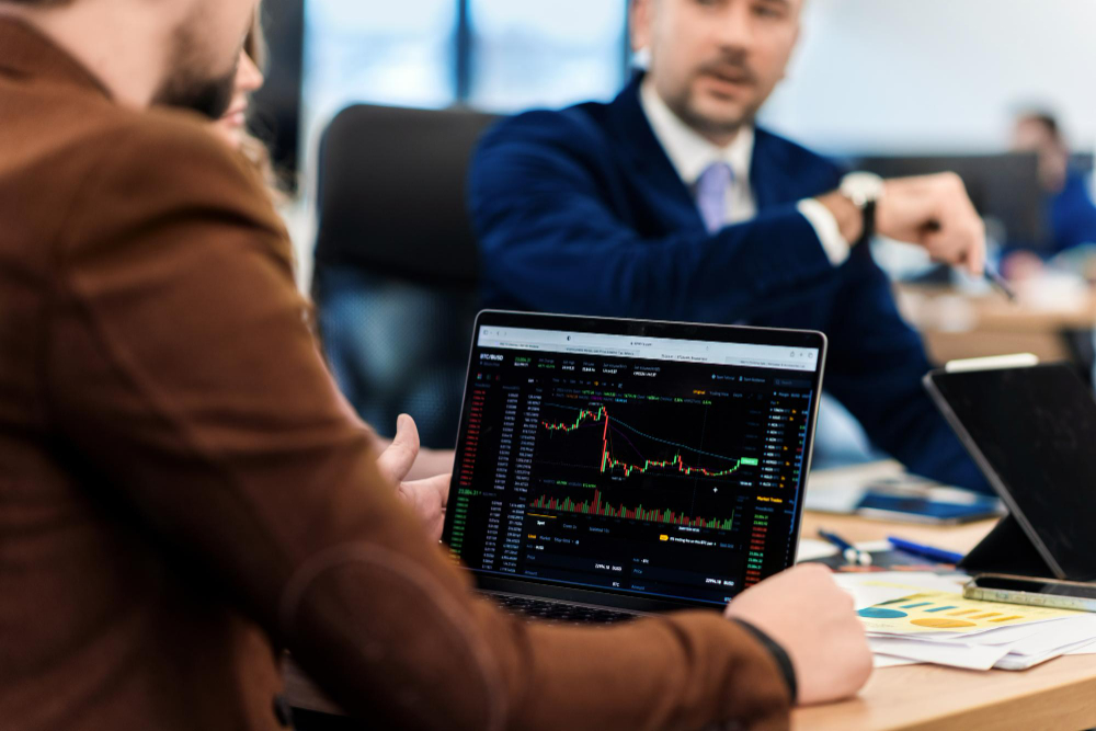 Traders monitoring live markets on Xspace iTrade